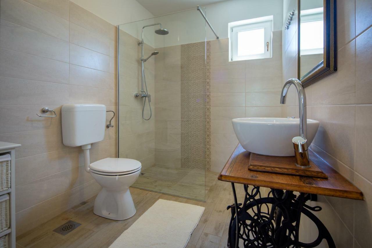 House Jozefina With Pool Apartment โรวีน ภายนอก รูปภาพ