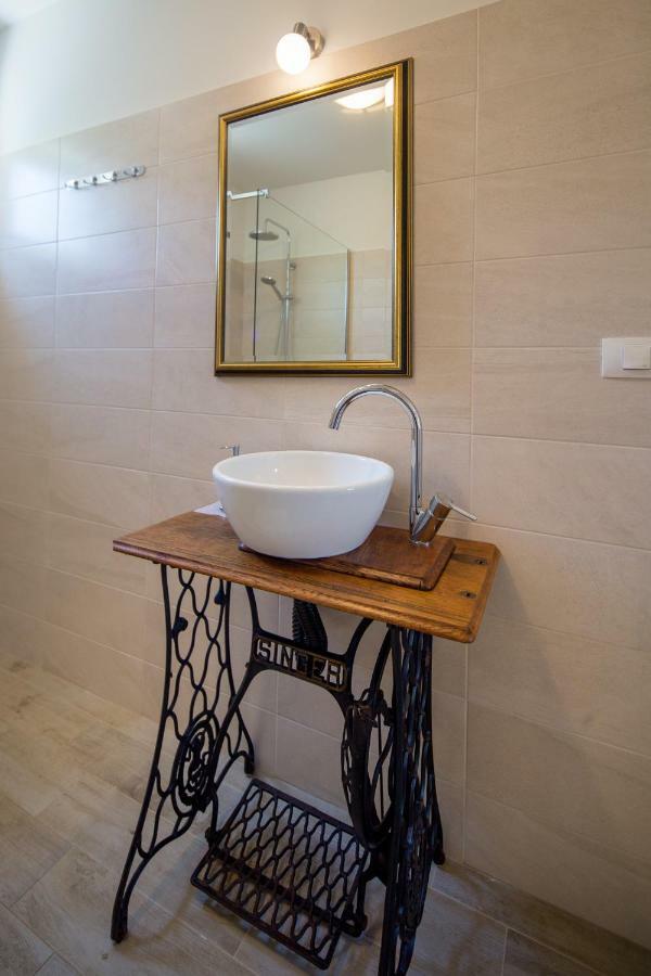 House Jozefina With Pool Apartment โรวีน ภายนอก รูปภาพ