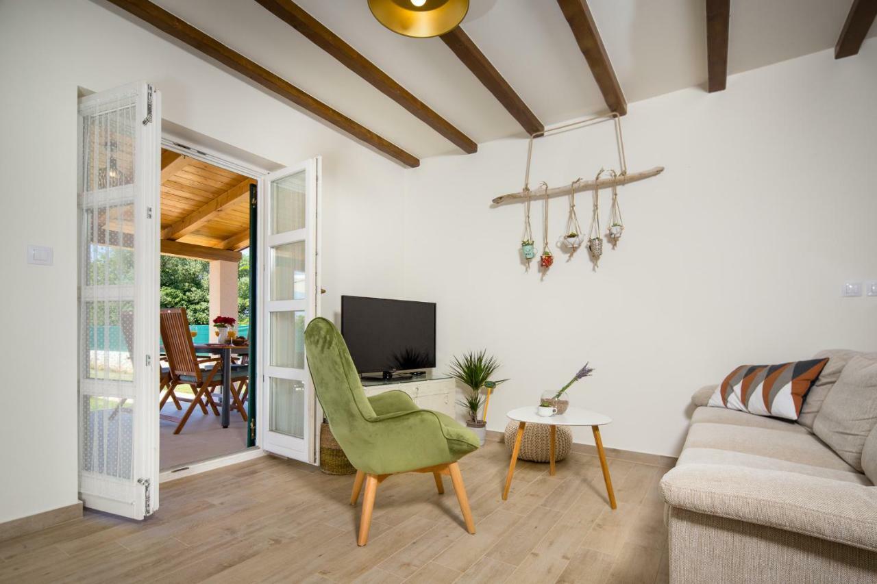 House Jozefina With Pool Apartment โรวีน ภายนอก รูปภาพ
